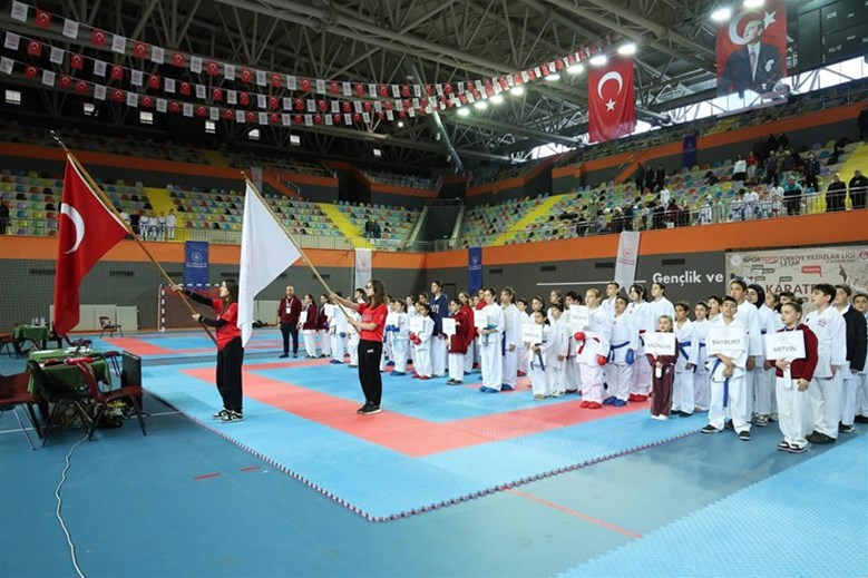 ELAZIĞLILARDAN DİYARBAKIR’DA KARATE RÜZGÂRI