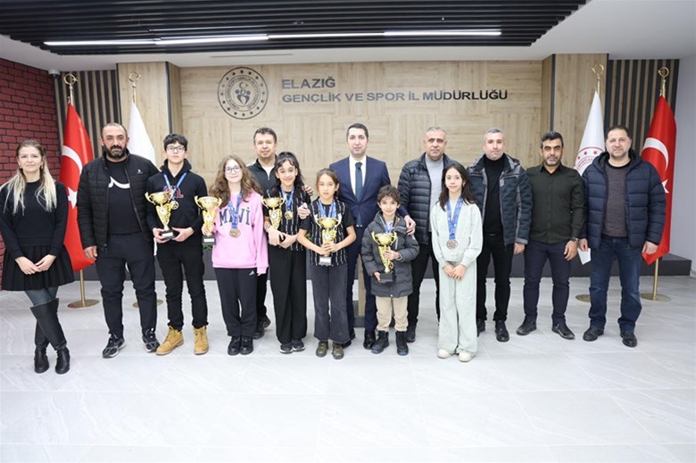 ESKRİM’İN ŞAMPİYONLARINDAN İL MÜDÜRÜ ABDULSAMET EREN’E ZİYARET