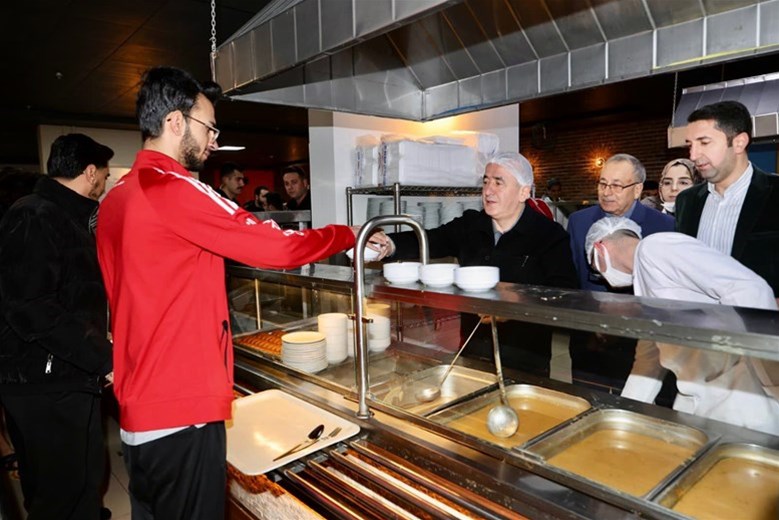 VALİ HATİPOĞLU, İFTARDA GENÇLERLE BULUŞTU