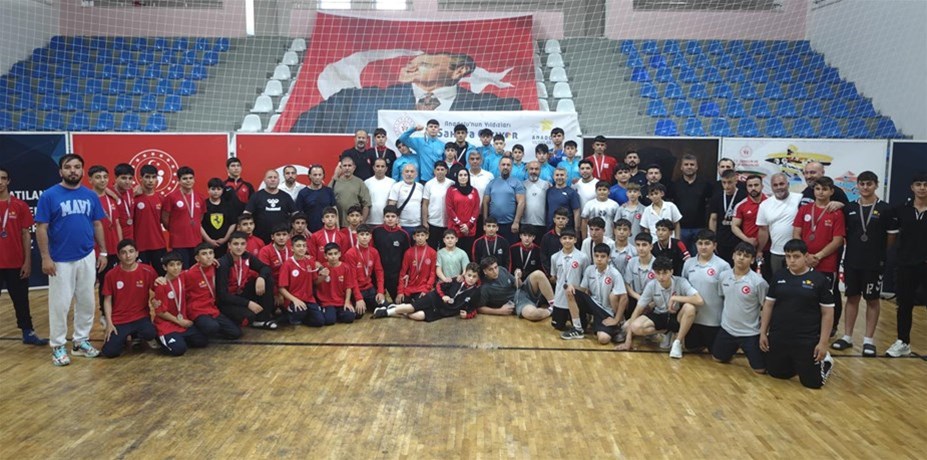 ELAZIĞLI GÜREŞÇİLERDEN BİNGÖL’DE BÜYÜK BAŞARI