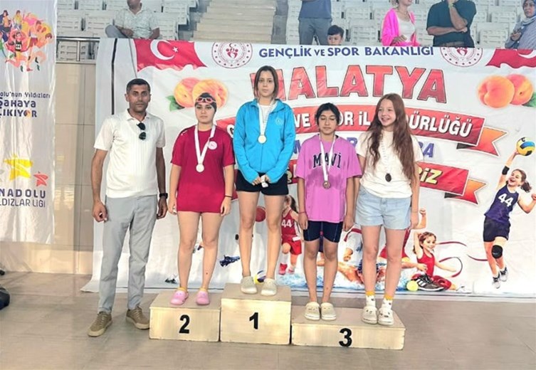 ELAZIĞLI YÜZÜCÜLERDEN MALATYA’DA GURURLANDIRAN BAŞARI: ZÜMRA ÇELİKER TÜRKİYE ŞAMPİYONASI BİLETİNİ ALDI