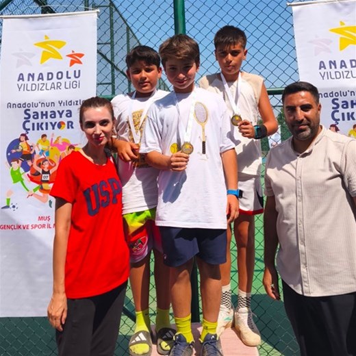 MUŞ’TA BÜYÜK BAŞARI: ELAZIĞ GENÇLİK VE SPOR KULÜBÜ TENİS TAKIMI GRUBUNU LİDER TAMAMLAYARAK YARI FİNALE YÜKSELDİ
